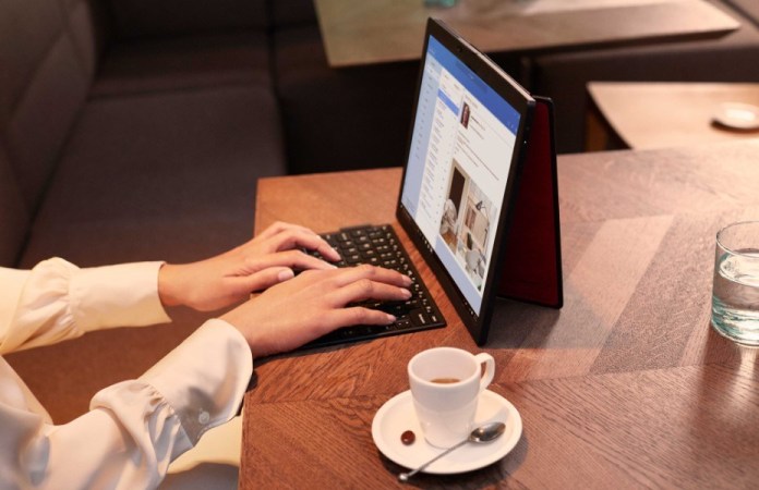 Lenovo presentó la primera PC plegable