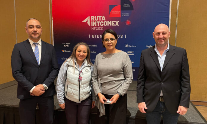 Alejandro Garcia, Director de Cloud; Marisol Audelo, Directora de Producto de Valor; Veronica Ortega, Directora de Producto de Volumen y Simon Roitman, General Manager en Intcomex México