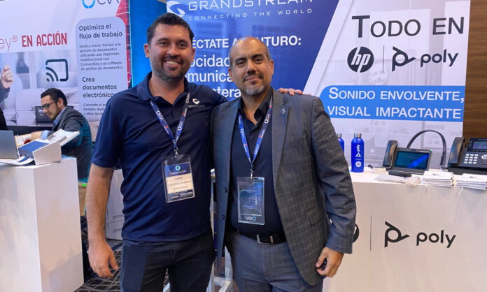 Eduardo Romero, Product Manager Portenntum Grandstream, y Sinhue Cabrera Nuñez, Gerente de Mayoristas y E-Commerce en Portenntum de México