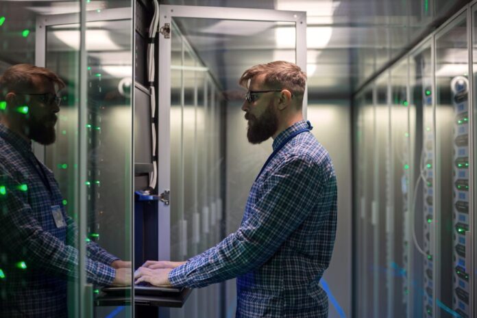 HPE anunció novedades en HPE GreenLake que reducen la complejidad y los costos de los entornos de TI heterogéneos con un modelo operativo de la nube híbrida desde el diseño con una gestión unificada de virtualización, almacenamiento rápido de objetos y nubes privadas desconectadas.