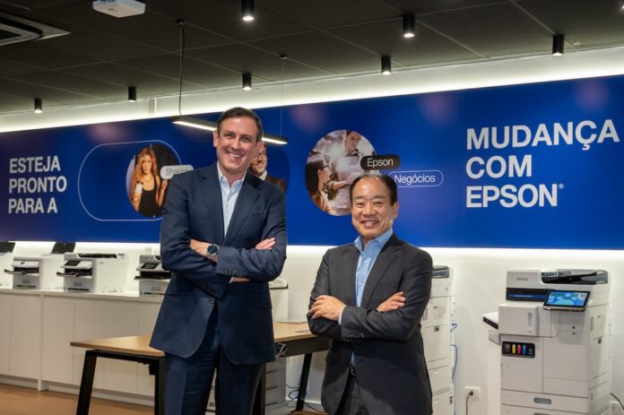 Fabio Neves, Vicepresidente de Ventas y Marketing de Productos Comerciales e Industriales para Latinoamérica; y Yasunori Ogawa, Presidente; de Epson.