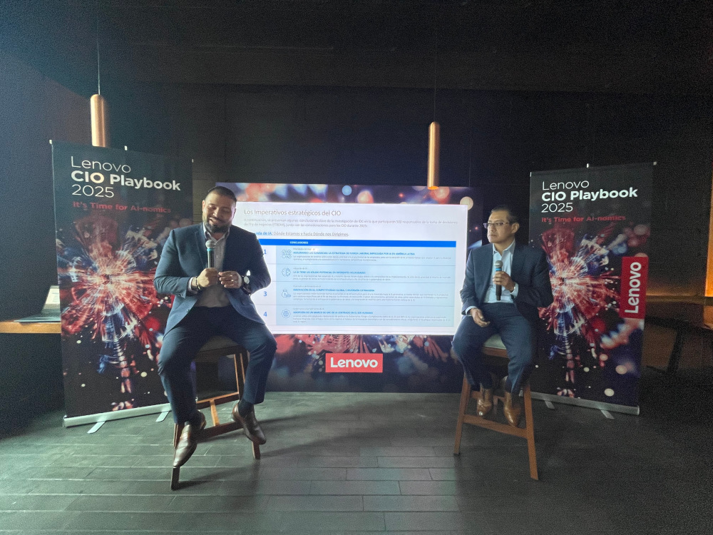 Carlos Huescas, Global HPC & Al Product Manager en Lenovo y Alejandro Florean, Vice President, Consulting & Strategic Solutions, Latin America (IDC).
