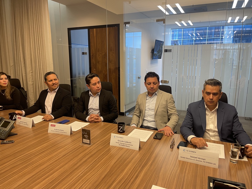 Josafat Ramírez y Guillermo Romo (Lenovo México), Gerardo Calderón (TD SYNNEX México) y Jaazyel Arroyo (TD SYNNEX LAC).