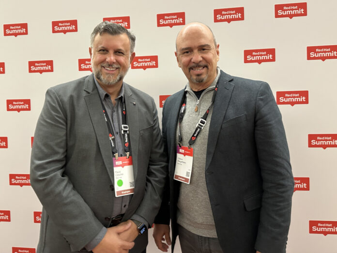 Paulo Ceschin, Senior Director - Partner Ecosystem en Red Hat, y Gilson Magalhães, VP & GM Latin America en Red Hat