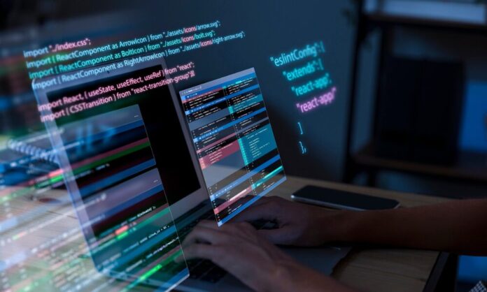 Experiencia-en-programacion-con-una-persona-que-trabaja-con-codigos-en-la-computadora