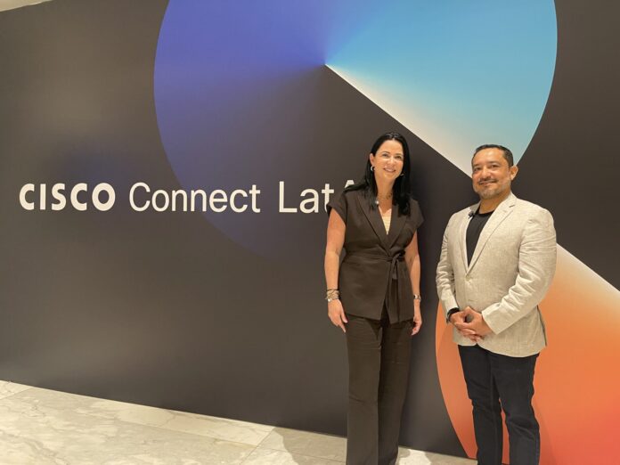 Alba San Martín, Senior Director Latin America Partner Organization, y Gustavo Velázquez, Sr. Manager Partner Operations LATAM Architectures, Enablement, Engineering & SMB, en Cisco.