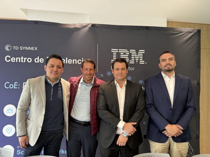 Equipo de TD SYNNEX e IBM. Equipo de TD SYNNEX e IBM.