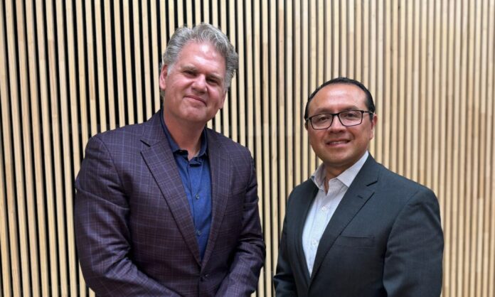 Keith Strier, Senior Vice President, Global AI Markets; e Hiram Monroy, Senior Commercial Manager for Spanish Latin America; de AMD.