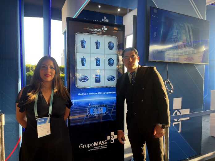 Paola Carrillo (Direcion comercial) y Octavio Sosa (Gte. Comercial) de Grupo MASS