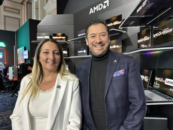 Gustavo Ramírez, Consumer LATAM Sales Leader; y Carolina Gambarini, Marketing Manager,en AMD. Gustavo Ramírez, Consumer LATAM Sales Leader; y Carolina Gambarini, Marketing Manager,en AMD.