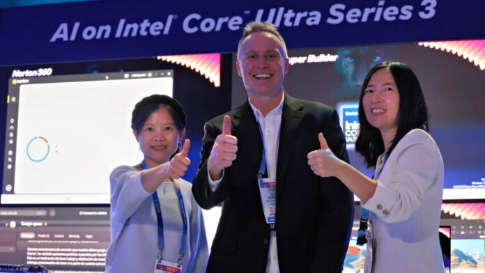 Ivy Zhu, ingeniera principal sénior, junto a Todd Lewellen, vicepresidente y director general de Intel, PC Ecosystem and AI Solutions, y Olena Zhu, directora de AI Solutions y profesora adjunta de la Universidad de Purdue.