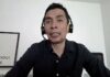 Select: Data centers en México, de la fiebre inversora a cuellos de botella energéticos Primer plano del analista Alejandro Vargas, de la firma Select, hablando durante una videoconferencia en vivo. Viste una camisa oscura, lleva puestos unos auriculares de diadema negros y, al fondo a la izquierda, sobre la pared blanca, se observa un cuadro decorativo con la frase en inglés "HEY YOU! SMILE.".