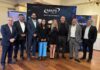 MAPS y Kriptos impulsan clasificación de datos en México Directivos de MAPS y Kriptos posando juntos frente a un banner promocional tras el anuncio de su alianza estratégica de ciberseguridad en México.