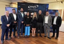 MAPS y Kriptos impulsan clasificación de datos en México Directivos de MAPS y Kriptos posando juntos frente a un banner promocional tras el anuncio de su alianza estratégica de ciberseguridad en México.