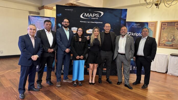 Directivos de MAPS y Kriptos posando juntos frente a un banner promocional tras el anuncio de su alianza estratégica de ciberseguridad en México.