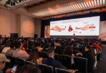 Genesys y Meta impulsan la IA agéntica en WhatsApp Auditorio completo en el Genesys Xperience observando una diapositiva sobre la "Orquestación de Experiencias" y la integración avanzada con WhatsApp.