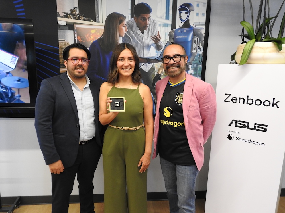 Carlos Alarcón de ASUS, una ejecutiva sosteniendo el chip Snapdragon y Ricardo Anaya de Qualcomm posando junto al tótem de Zenbook.