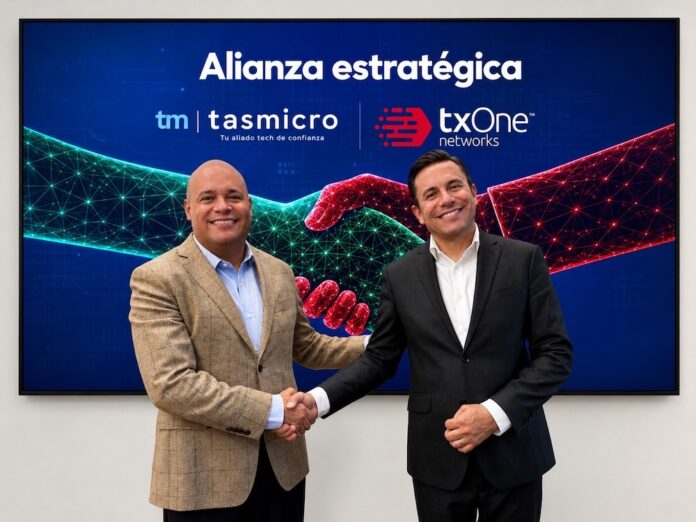 Sergio Hernández de Tasmicro y Víctor Andrade de TXOne Networks formalizan mediante un apretón de manos su alianza estratégica de ciberseguridad OT industrial.