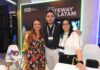 KIO Data Center impulsa conectividad empresarial Claudia Rojas junto a especialistas de KIO Data Centers, portando sus acreditaciones en el encuentro tecnológico.