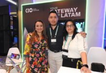 KIO Data Center impulsa conectividad empresarial Claudia Rojas junto a especialistas de KIO Data Centers, portando sus acreditaciones en el encuentro tecnológico.