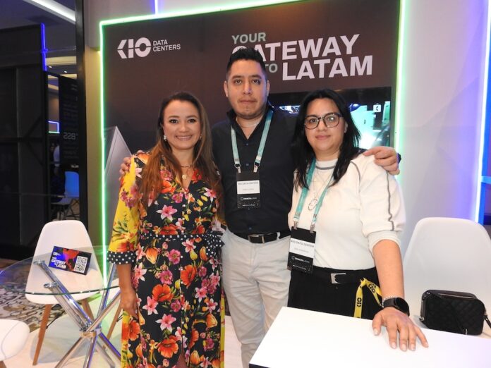 Claudia Rojas junto a especialistas de KIO Data Centers, portando sus acreditaciones en el encuentro tecnológico.