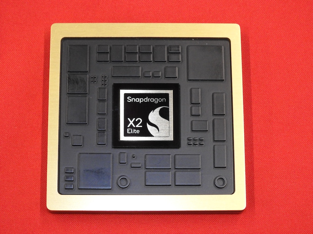 Vista de primer plano del procesador Snapdragon X2 Elite de Qualcomm con detalles en dorado y negro, diseñado para la aceleración de AI PC de última generación.