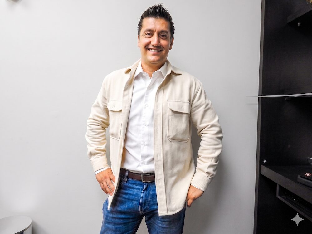 Retrato corporativo de César Hernández, Director de Ventas SMB y Canales en Lenovo, enfocado en el desarrollo de soluciones tecnológicas y esquemas comerciales flexibles para pequeñas y medianas empresas.