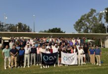 Mayorista tecnológico en México: Grupo CVA fortalece al canal TI con visión, innovación y nuevos negocios Fotografía grupal de todos los asistentes, fabricantes y personal de Grupo CVA posando con banderas institucionales en el campo de golf del Atlas Country Club durante su 27 aniversario.