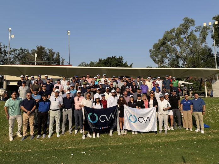 Comunidad CVA: Celebración del 27 Aniversario y 4ta Edición del Torneo de Golf. Fotografía grupal de todos los asistentes, fabricantes y personal de Grupo CVA posando con banderas institucionales en el campo de golf del Atlas Country Club durante su 27 aniversario.