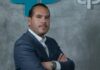 TP-Link Enterprise acelera su estrategia de canal y networking en México durante 2026 Daniel Ritschl, Director de Ventas para México y Centroamérica en TP-Link, posando con traje formal frente al logotipo de la empresa.