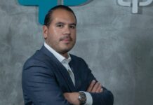 TP-Link Enterprise acelera su estrategia de canal y networking en México durante 2026 Daniel Ritschl, Director de Ventas para México y Centroamérica en TP-Link, posando con traje formal frente al logotipo de la empresa.