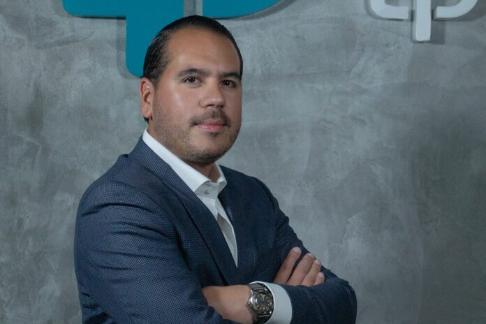 Daniel Ritschl, Director de Ventas para México y Centroamérica en TP-Link, posando con traje formal frente al logotipo de la empresa.