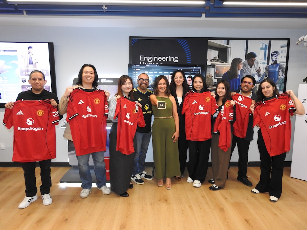 Fotografía grupal al cierre de la presentación de la ASUS Zenbook A16. El encuentro reafirma la sinergia de los equipos de trabajo para posicionar la tecnología ARM en el mercado premium enterprise y de consumo masivo, ligando el alto rendimiento del procesador con campañas globales de gran impacto visual.