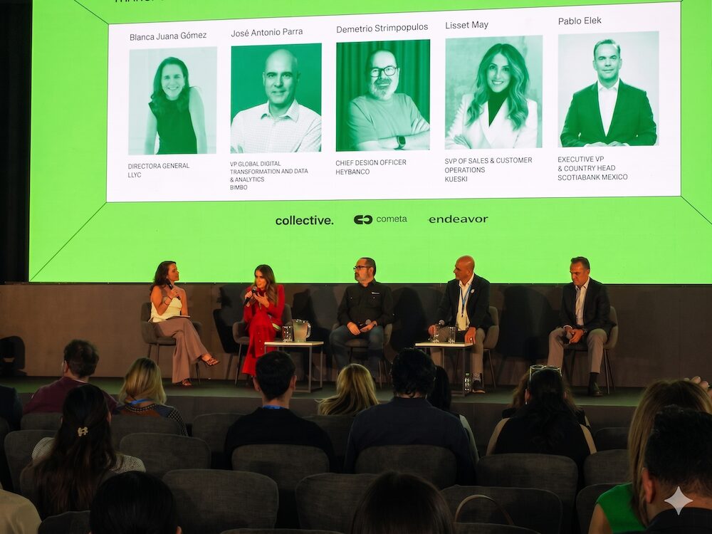 Cinco panelistas sentados en el escenario debatiendo en el panel "Transformarse o desaparecer: el mandato de los líderes en el mundo de la IA" durante el evento Perspectives 2026, respaldados por una gran pantalla verde con los rostros y cargos de directivos de LLYC, Bimbo, HeyBanco, Kueski y Scotiabank.