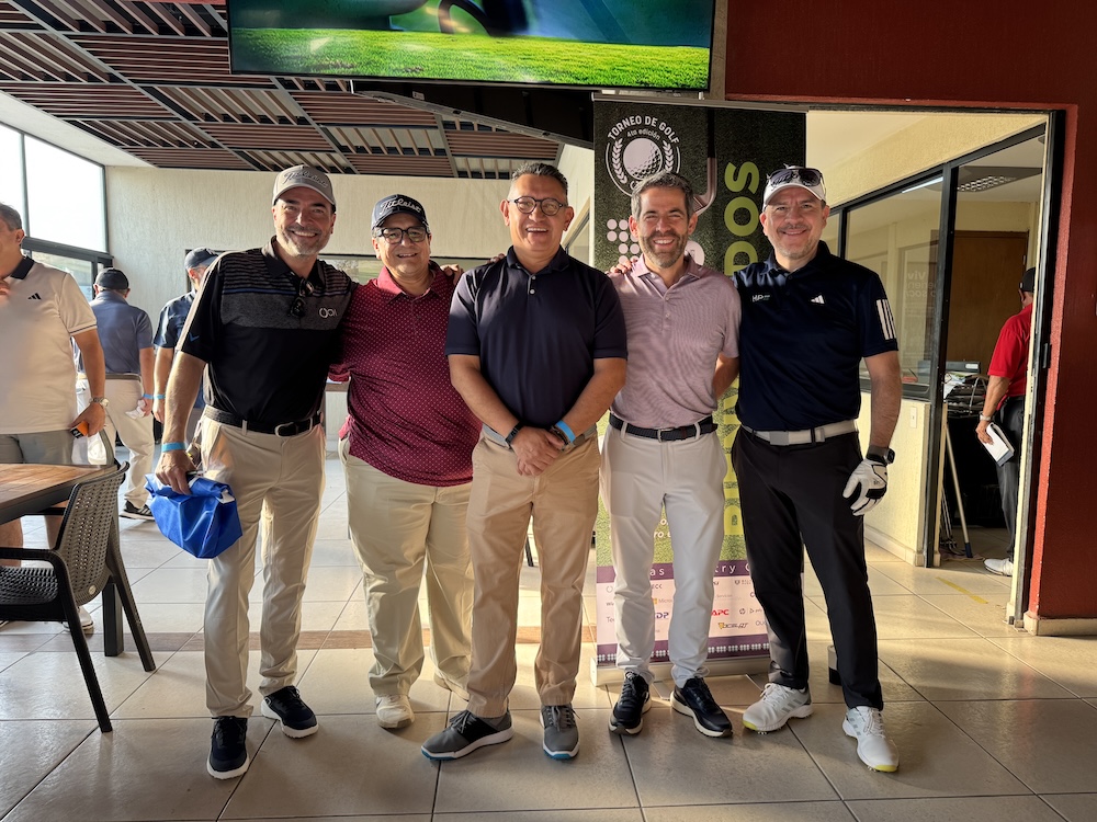 Zeferino Pérez, Alberto Escamilla, Alejandro Navarro y Moisés Avelar de Grupo CVA, principal mayorista tecnológico en México, conviviendo con socios de negocio durante la 4ta edición del Torneo de Golf CVA en el Atlas Country Club de Guadalajara.