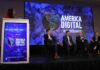 America Digital impulsa en México el debate sobre la Sexta Revolución Tecnológica con su Congreso IA 2026 Un panel de discusión sobre un escenario iluminado donde tres conferencistas hombres y una mujer debaten sentados en sillones negros. En el extremo izquierdo, una presentadora de pie en un podio blanco coordina el evento frente a una monumental pantalla LED de fondo azul con el logotipo oficial "AMERICA DIGITAL 10° ANIVERSARIO".