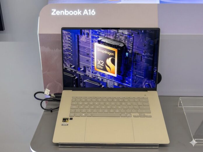 Experiencia visual y potencia integrada en la ASUS Zenbook A16. Pantalla encendida de la laptop ASUS Zenbook A16 que muestra un gráfico digital del chip Snapdragon X2 Elite sobre un fondo azul texturizado.