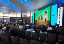 Perspectives 2026: El mercado acelera innovación, IA y nuevos negocios Auditorio lleno durante el foro Perspectives presentado por Hey Banco, mostrando a los asistentes desde atrás presenciando la conferencia de los ponentes en el escenario principal bajo una iluminación azul de techo.