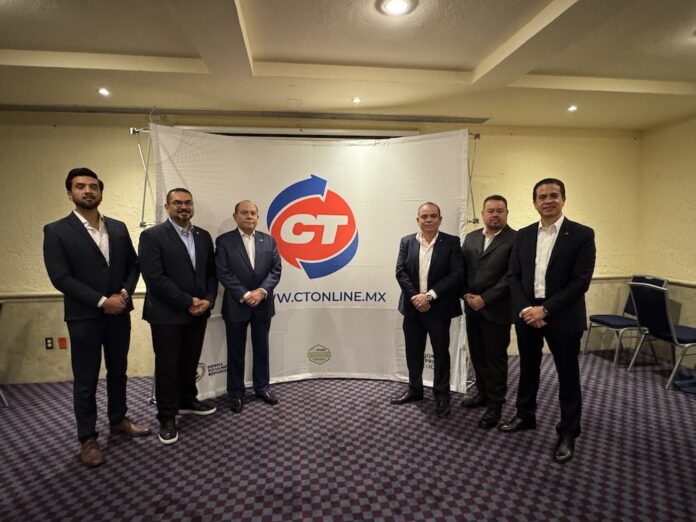 Cuerpo directivo de CT Internacional de pie en el escenario de la Ruta CT 2026, mostrando el despliegue de su marca y su portal digital.