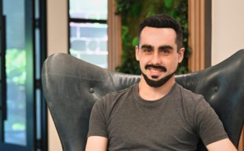 Norton revela que el 19% de los niños en México sufre ciberacoso mediante perfiles falsos e IA Fotografía de retrato corporativo en plano medio de Iskander Sanchez-Rola, Director Sénior de IA e Innovación en Norton, vistiendo camisa formal y posando sonriente en un entorno profesional.