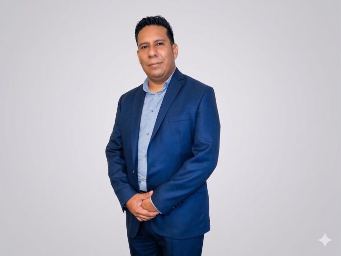 Juan Cruz, Account Manager en ASUS México, posando profesionalmente para presentar la nueva estrategia de servidores ASUS para canales basada en arquitectura abierta e inteligencia artificial.