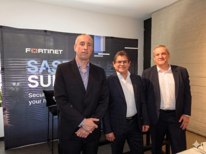 Sebastián Russo, Jorge Miranda y Fernando Lobo presentan las soluciones de Fortinet SASE durante el SASE Summit en México.