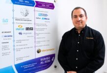 Intercompras cumple 22 años: el e-commerce B2B acelera su evolución en México Eduardo Noriega, CEO de Intercompras, posando junto a un panel institucional que detalla la línea de tiempo y la reinvención estratégica de la compañía hacia el e-commerce B2B en México.