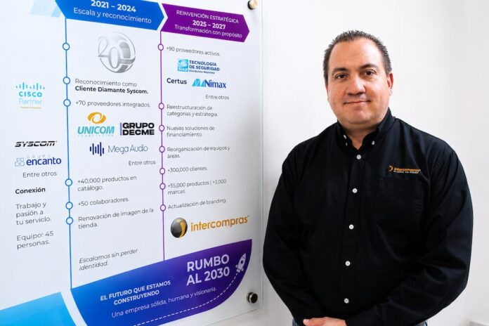 Eduardo Noriega, CEO de Intercompras, posando junto a un panel institucional que detalla la línea de tiempo y la reinvención estratégica de la compañía hacia el e-commerce B2B en México.