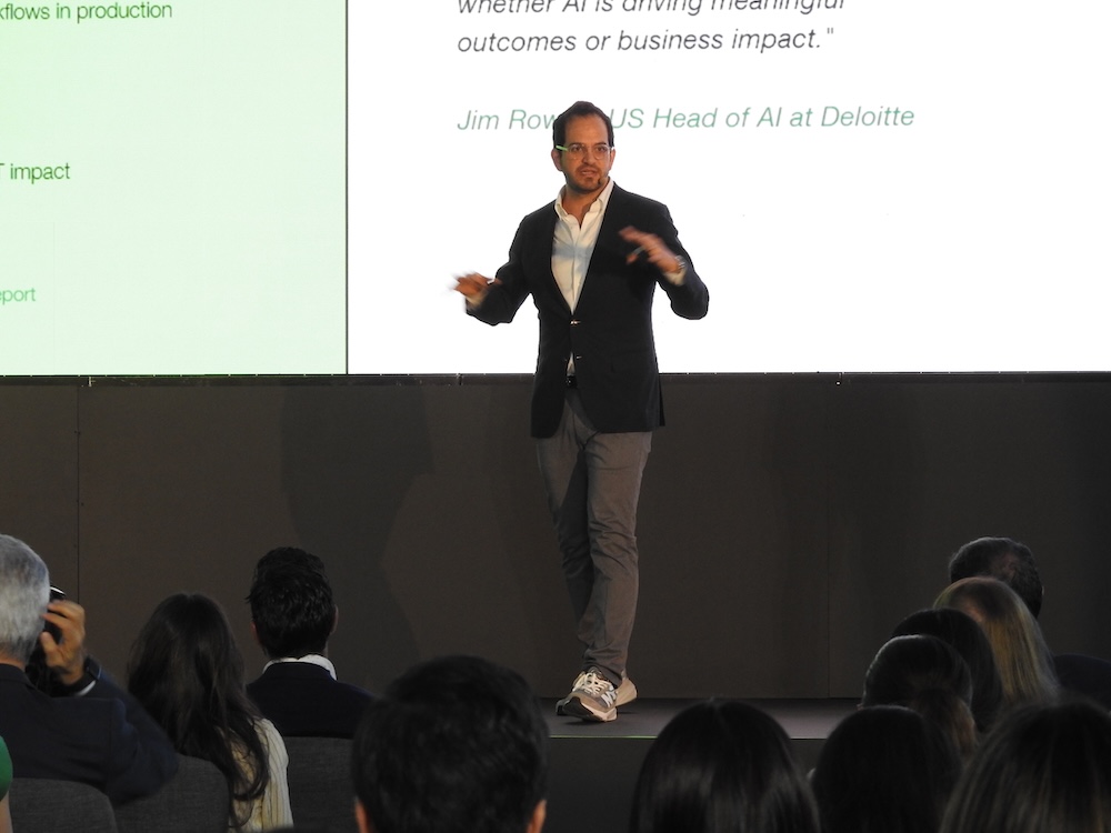 Pato Bichara, Founder y CEO de Collective, gesticula durante su presentación en el escenario principal del foro Perspectives 2026, con una pantalla de fondo que analiza el impacto real de la inteligencia artificial en los negocios.