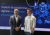 Siigo Aspel y ASEM impulsan transformación digital empresarial con inteligencia artificial Juan Carlos Cante, Presidente del Consejo Directivo de la ASEM, y David Ortiz, CEO para Siigo Aspel Latam, posando juntos y sonrientes frente a una gran pantalla digital azul con el título "Impacto de plataformas digitales en la gestión empresarial".