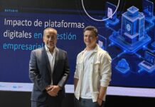 Siigo Aspel y ASEM impulsan transformación digital empresarial con inteligencia artificial Juan Carlos Cante, Presidente del Consejo Directivo de la ASEM, y David Ortiz, CEO para Siigo Aspel Latam, posando juntos y sonrientes frente a una gran pantalla digital azul con el título "Impacto de plataformas digitales en la gestión empresarial".