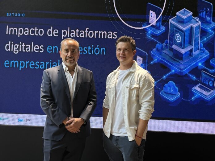 Siigo Aspel y ASEM presentan el panorama de la transformación digital en los negocios Juan Carlos Cante, Presidente del Consejo Directivo de la ASEM, y David Ortiz, CEO para Siigo Aspel Latam, posando juntos y sonrientes frente a una gran pantalla digital azul con el título