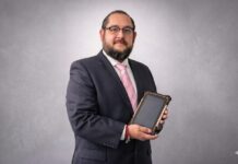 Tecnología ML Rugged abre una nueva etapa para el canal Carlos Sandoval, Director General de ML Rugged, sosteniendo una tableta de alta resistencia de grado industrial diseñada para soportar impactos, polvo y líquidos en operaciones críticas.