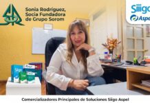 Grupo Sorom impulsa la digitalización empresarial en 2026 Gráfico publicitario digital institucional en tonos amarillos y blancos de la empresa comercializadora Grupo Sorom. En el centro aparece Sonia Rodríguez, Socia Fundadora de la compañía, sentada frente a su escritorio con una blusa blanca de satén; en la esquina superior izquierda se ubica el imagotipo verde de "Sorom" junto a su nombre y cargo, mientras que a la derecha se despliega el logotipo de Siigo Aspel. Abajo a la izquierda, sobre una base blanca, se muestran cuatro empaques físicos tridimensionales de las soluciones de software administrativo Siigo y Aspel, complementado con el cintillo inferior "Comercializadores Principales de Soluciones Siigo Aspel".